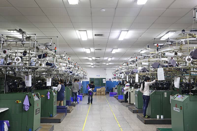 Seamless clothing knitting machine